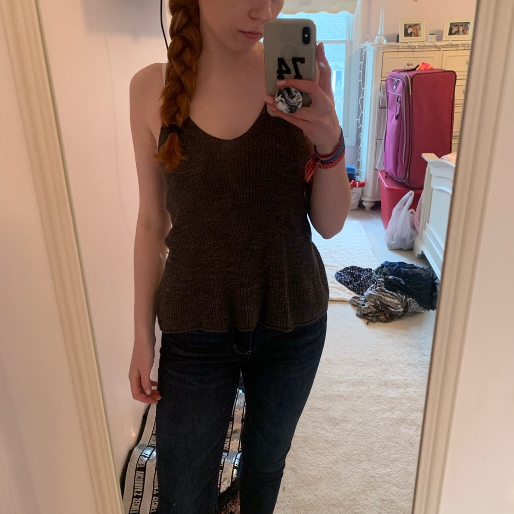 grey tank top